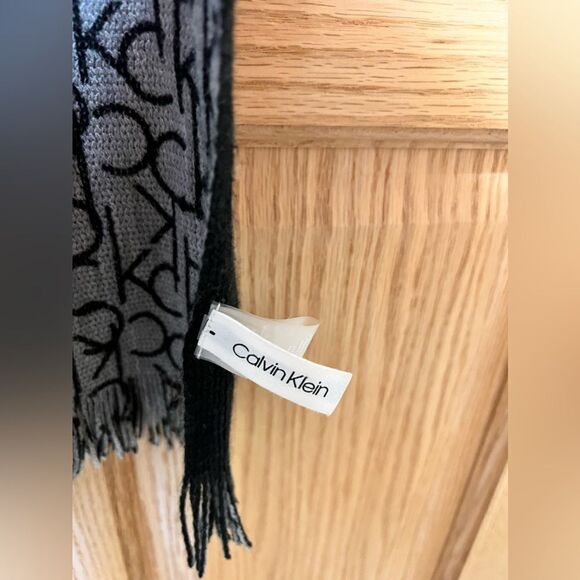 Calvin Klein Scarf 100% Acrylic Reversible Black And Gray - Picture 4 of 5